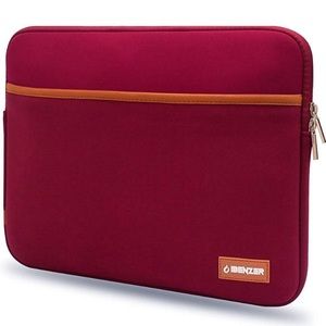Laptop sleeve with zipper close